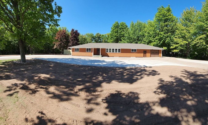 Christmas House | Huge House near Pictured Rocks, Trails, Hot Tub, walking distance to Casino/Bars