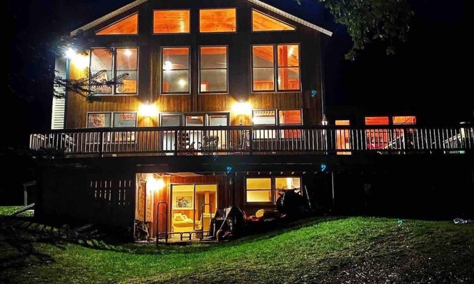 Rangeley Plantation Cabin | Huge Lakefront Cabin | Sleeps 12| King Bed| Dock| Ski Saddleback| Snowmobile|