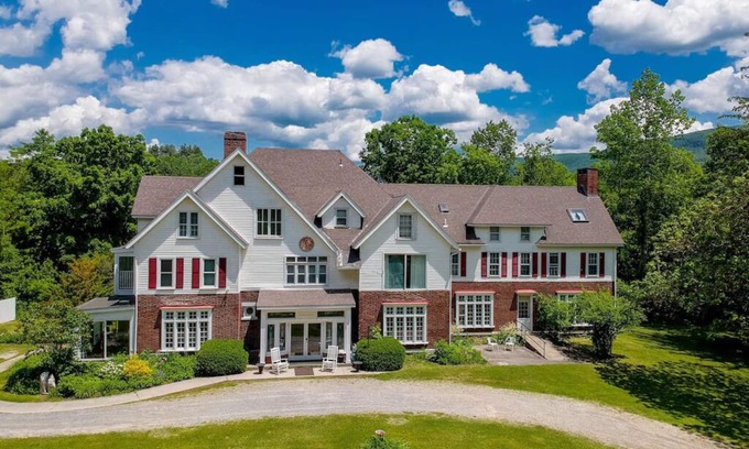 Manchester Center House | HUGE Private VT Mansion: 15 bedrooms, 12 bath, Sleep 34! Yoga retreats, corporate offsites, DIY weddings, family reunions, Dogs welcome