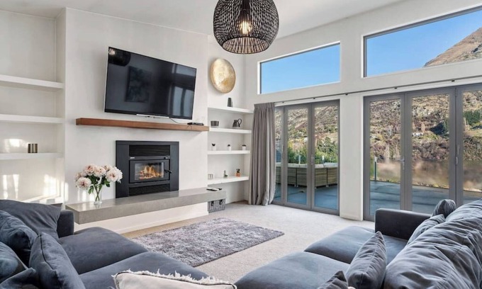 Arthur's Point House | Huge & Stylish on Shotover, 4 Bedrooms