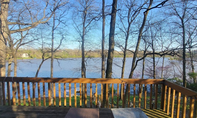 Danville House | Huge Summer Lake House! On the Water! Sleeps 12. 5BR/4BA. Canoes, Kayaks & more!