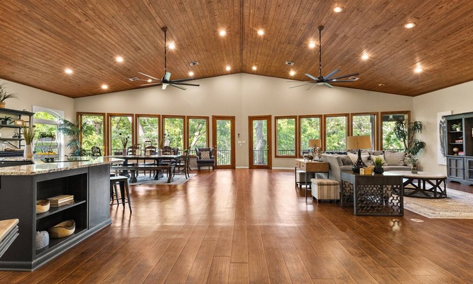McQueeney House | Huge Waterfront Lodge: Sleeps 30, Perfect for Reunions & Retreats!