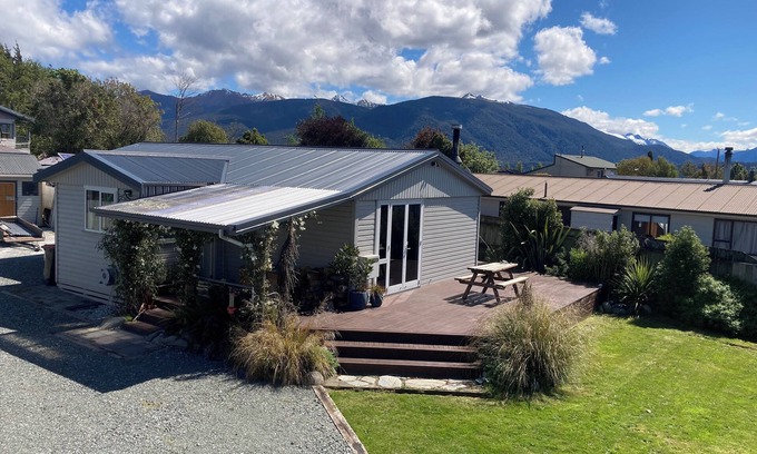 Te Anau House | Hui Hui House-Family friendly Holiday Home- The gate way to Milford & Fiordland.