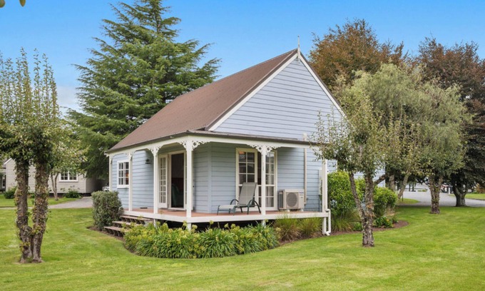 Rangatira Park House | Huka Falls Cottage - Lake Taupo Holiday Home