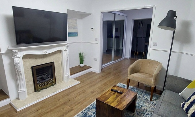Hull House | Hull 3Bed House-Driveway-Garden-FamilyFriendly