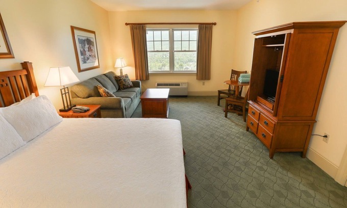 Hunter Condo | Hunter Mountain 2BR | Fireplace & Jacuzzi