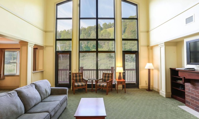 Hunter Condo | Hunter Mountain 2BR Penthouse | Vaulted Ceilings