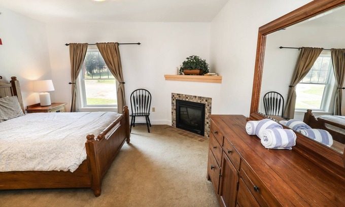 Hunter Condo | Hunter Mtn 2BR Condo | Ski-In/Ski-Out & Fireplace