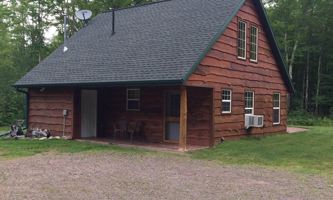 Phillips Cabin | Hunters Hideaway & Secluded Country Cabin for Family Getaways