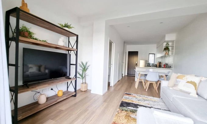 Auckland House | Huntington Townhouse with Patio and Parking