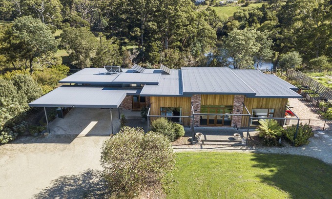 Huonville House | Huon Valley House - Luxury, Layout, Location