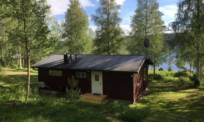 Bredsjo House | Hus Bjöksjöblick - Holiday home with lake view & boat in southern Sweden