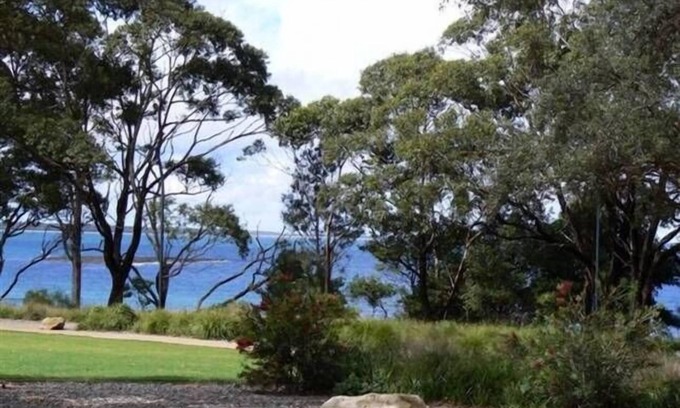 Huskisson Apartment | Husky Sea Breeze Apartment - Directly opposite the beach