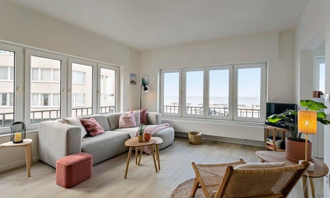 Mariakerke Apartment | Huswell - Refurbished apartment with sea view
