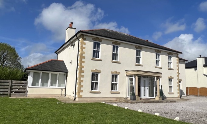 Llanbedrgoch House | Hyfryd Le- Hot tub, perfect for limited mobility