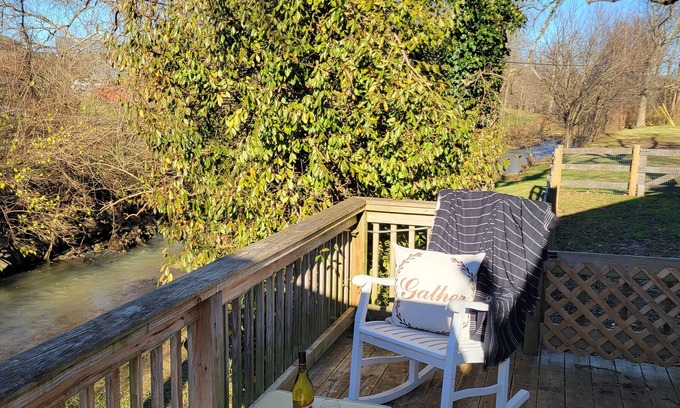 Taylorsville Cottage | Hygge Creek Cottage near Bourbon Trail, Taylorsville Lake, Derby & Kayaking 🐎