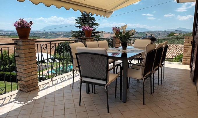 Citta Sant'Angelo Apartment | I Tre Laghi Sant' Angelo Luxury Apartment with Pool, Aircon, Sleeps 8