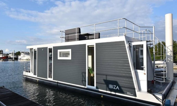 Heugum Boat Rental | Ibiza | Cozy Houseboat in Maastricht | 4 Guests