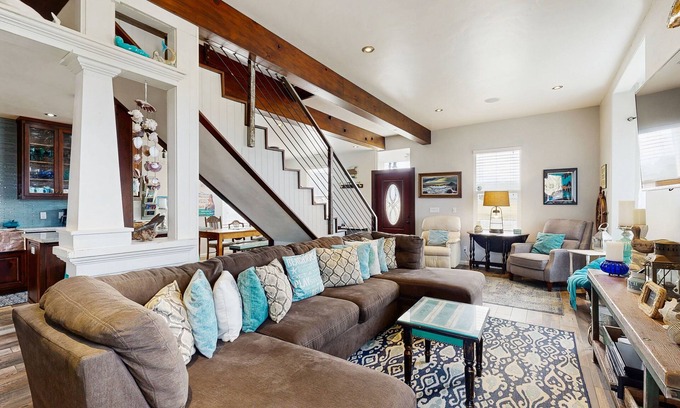 Cleone House | Iconic, Remodel 19th Century Home + Studio/Hot Tub/Custom Kitchen/Steps to Beach