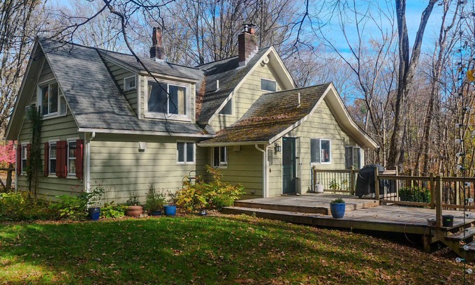 Woodstock House | Iconic Woodstock Home - Private, Walk to Town, Family & Pet friendly