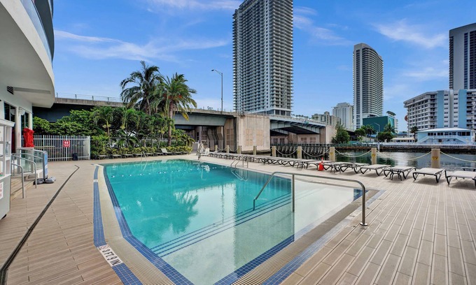 Hallandale Beach Apartment | Ideal 1-Bedroom Apartment Steps from the Ocean 1009