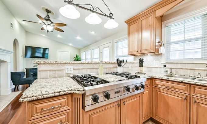 Memorial House | Ideal for families/friends seeking comfort, relaxation, and shopping