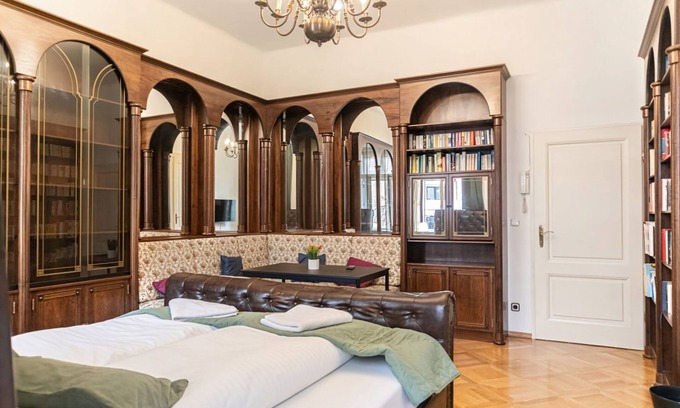 Matzleinsdorf Apartment | Ideal for Long-term Stays a Central Room w Library for 2