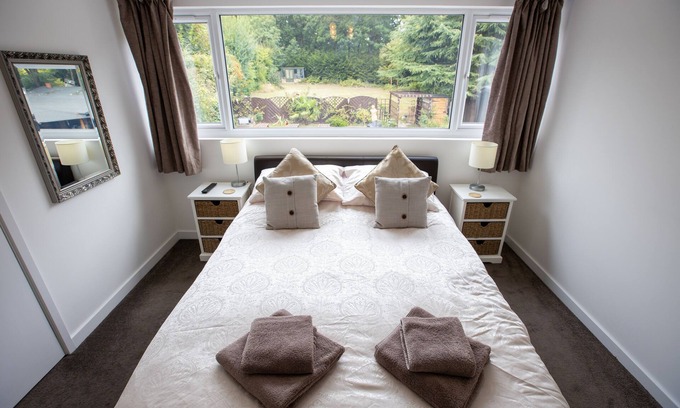 Eltham South Apartment | Ideal SE London apartment Great for walks sightseeing golf & restaurants parks