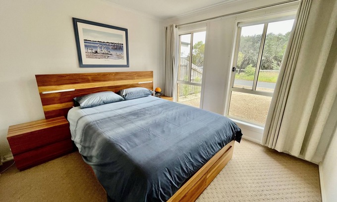 St Leonards House | Idyllic 3 bedroom holiday accommodation, short walk to beach.