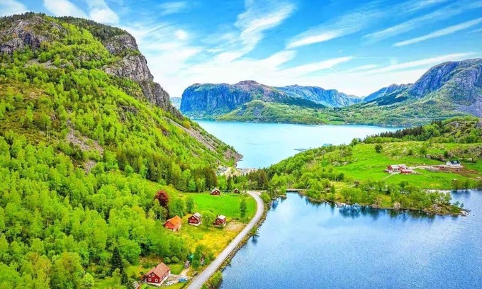 Gjesdal House | Idyllic cottage located between fjords & mountains
