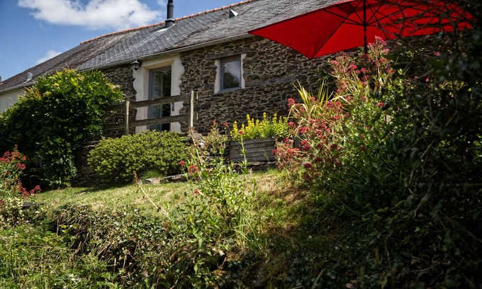 Loperec Apartment | Idyllic Country Location for couples, central, peaceful, 5 mins from shops, WIFI