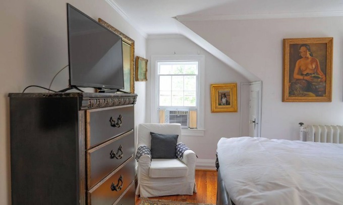 Hunting Ridge Apartment | If you love living and being surrounded by Art and History