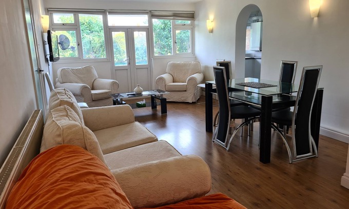 Newbury Park Apartment | ILFORD EAST LONDON BALCONY FLAT 2bed 2bath next to tube stop, ideal for tourists