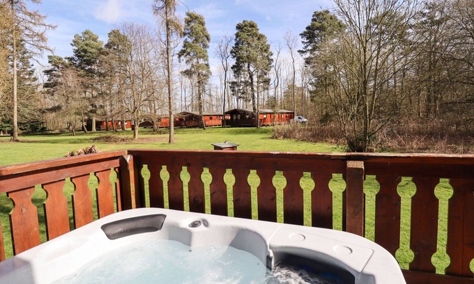 Louth Cottage | ILODGE 73, family friendly, with hot tub in Louth