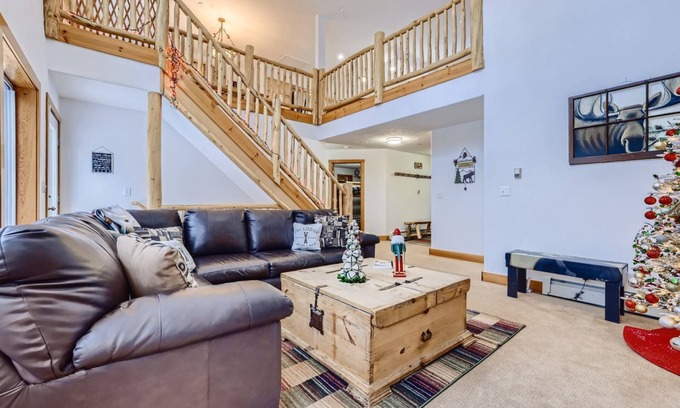Quandary Village Cabin | Imagine FREE DOGS! Ideal for Large Group with Hot Tub, BBQ, Wildlife & Views - 7TH Night FREE!