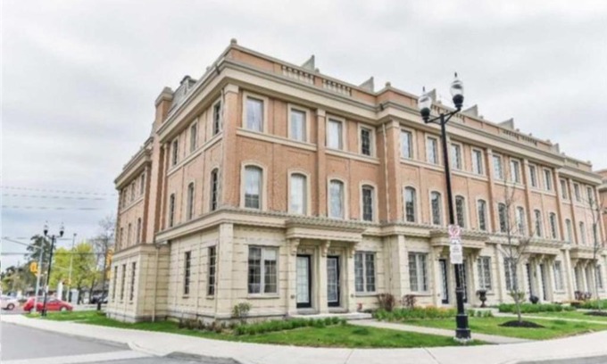 Lawrence Park Villa | Immaculate Executive Townhouse