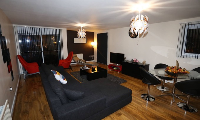 Glyndon Apartment | Immaculate Luxury Two Double Bedroom Top Floor Apartment With Great River Views
