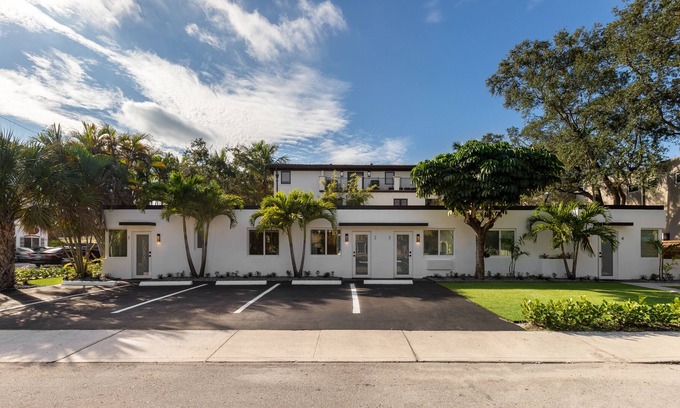 Colee Hammock Apartment | Immaculate One-Bedroom Vacation Rental- WALK TO LAS OLAS