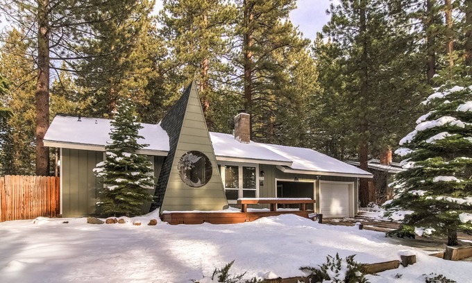 Montgomery Estates Cabin | Immaculate Retreat- bonus family room, deck and yard.