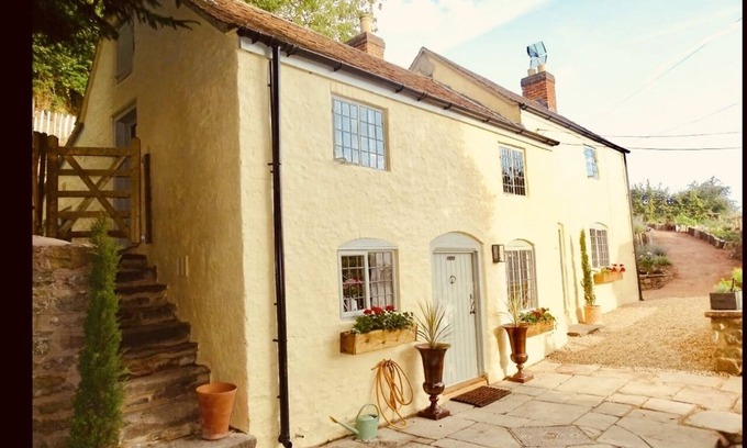 Longhope Cottage | Impeccable 3-Bed 17th Century Luxury Cottage