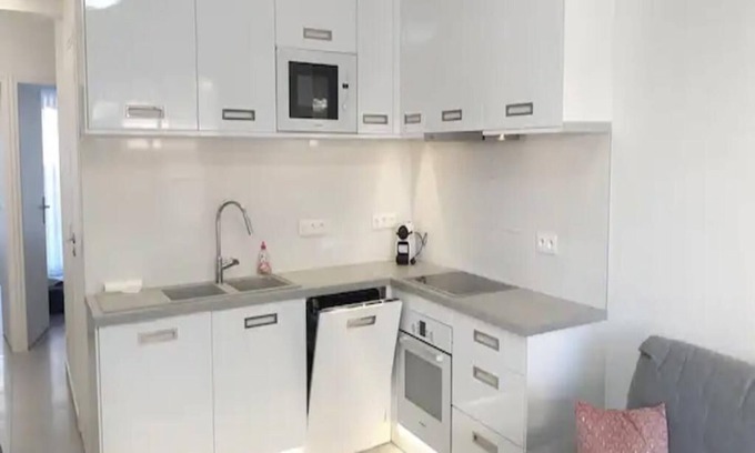 Juan-les-Pins Apartment | Impeccable 3 rooms with balconies, beach 50m Juan center 10min from Cannes