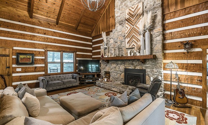 Goodlettsville House | In mountains Close to fun Luxury Log Cabin 21 Acres 18 min to Downtown!