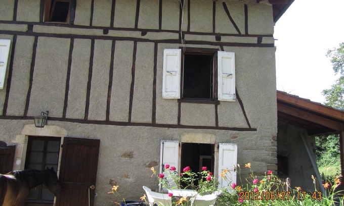 Maurs House | In the green a half-timbered house with soothing lights.