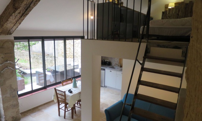 Serignan-du-Comtat Apartment | In the heart of a Provencal village, a converted semi-troglodyte cabin!
