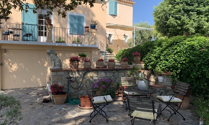 Le Castellet Villa | In the heart of the Bandol vineyards charming sunny villa Provencal