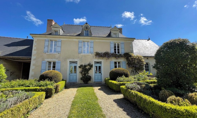 Noyant-la-Plaine House | In the heart of the Anjou vineyards between Angers and Saumur, a veritable jewel of greenery