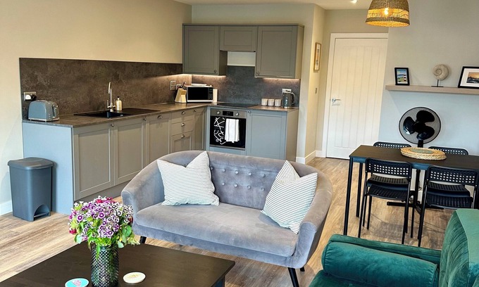Barbican Apartment | In the heart of the Barbican buzzing with restaurants, shops & the coastline