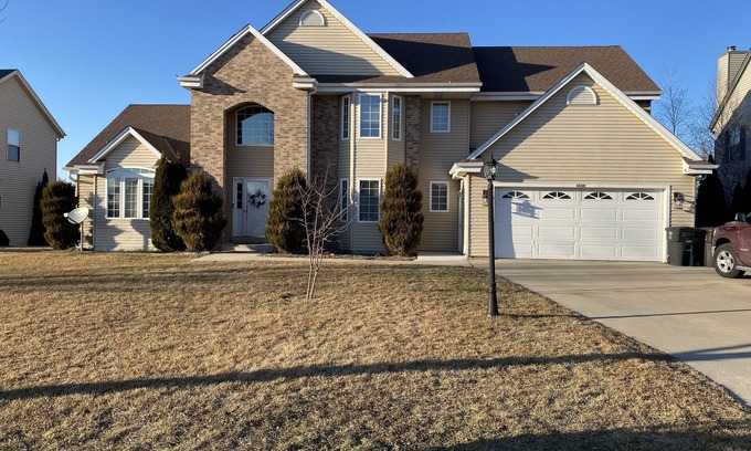Franklin House | Incredible Large Home Near MKE airport 15 mins from downtown Available for DNC