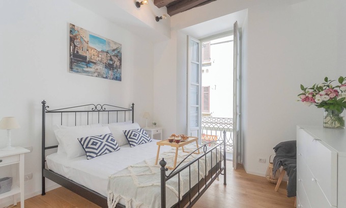 Como City Centre Apartment | Independence Apartment with Balcony
