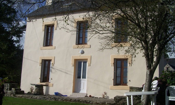 Plonevez-du-Faou House | independent house campaign